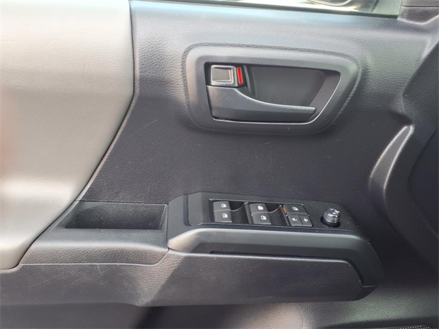 Vehicle image 14 of 21