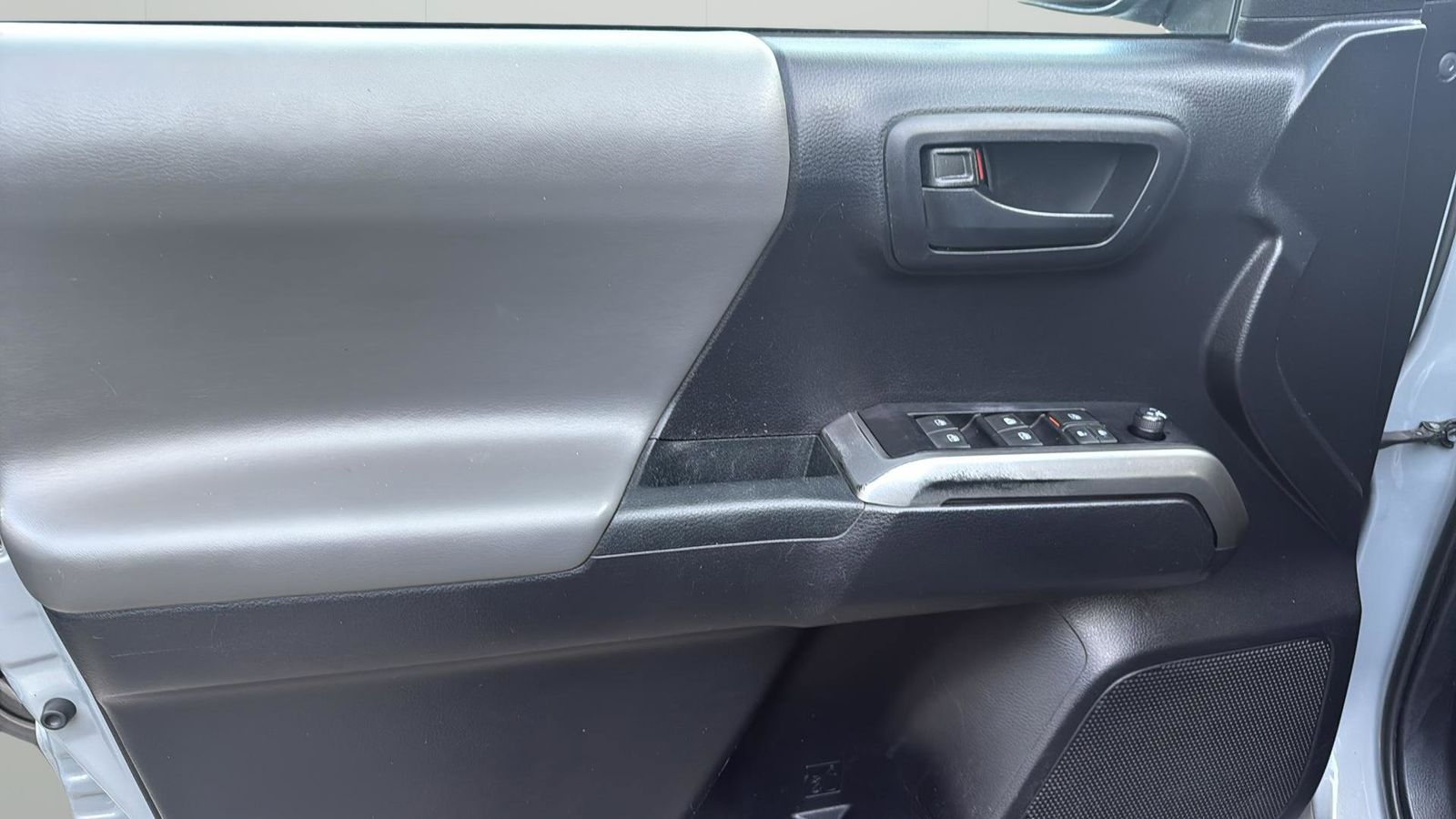Vehicle image 13 of 29