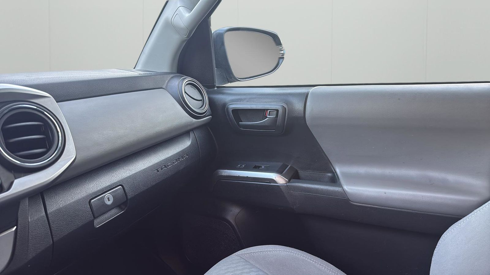 Vehicle image 25 of 29