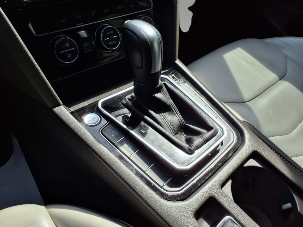 Vehicle image 16 of 18