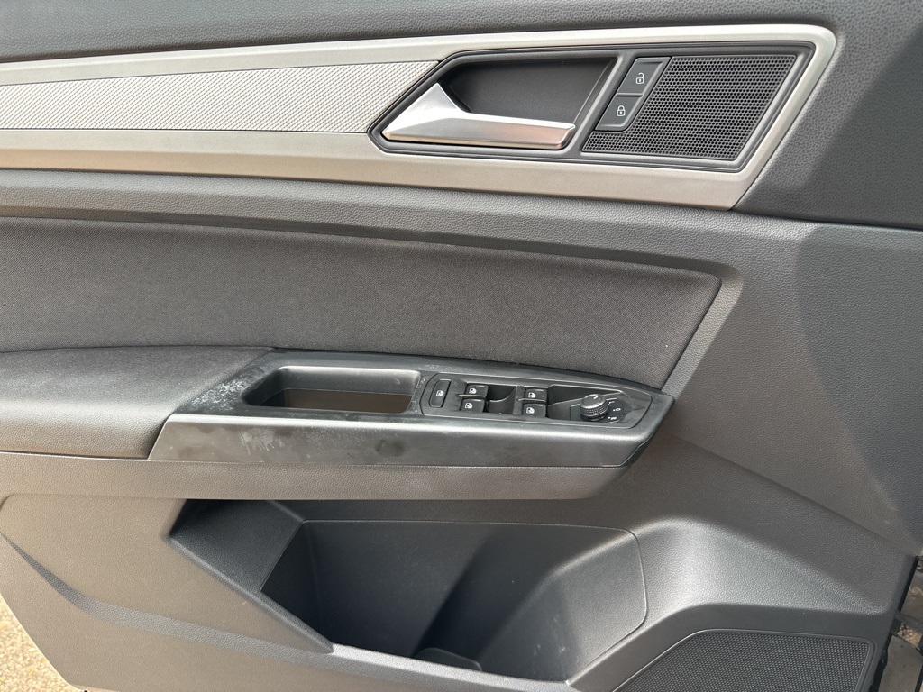 Vehicle image 21 of 23