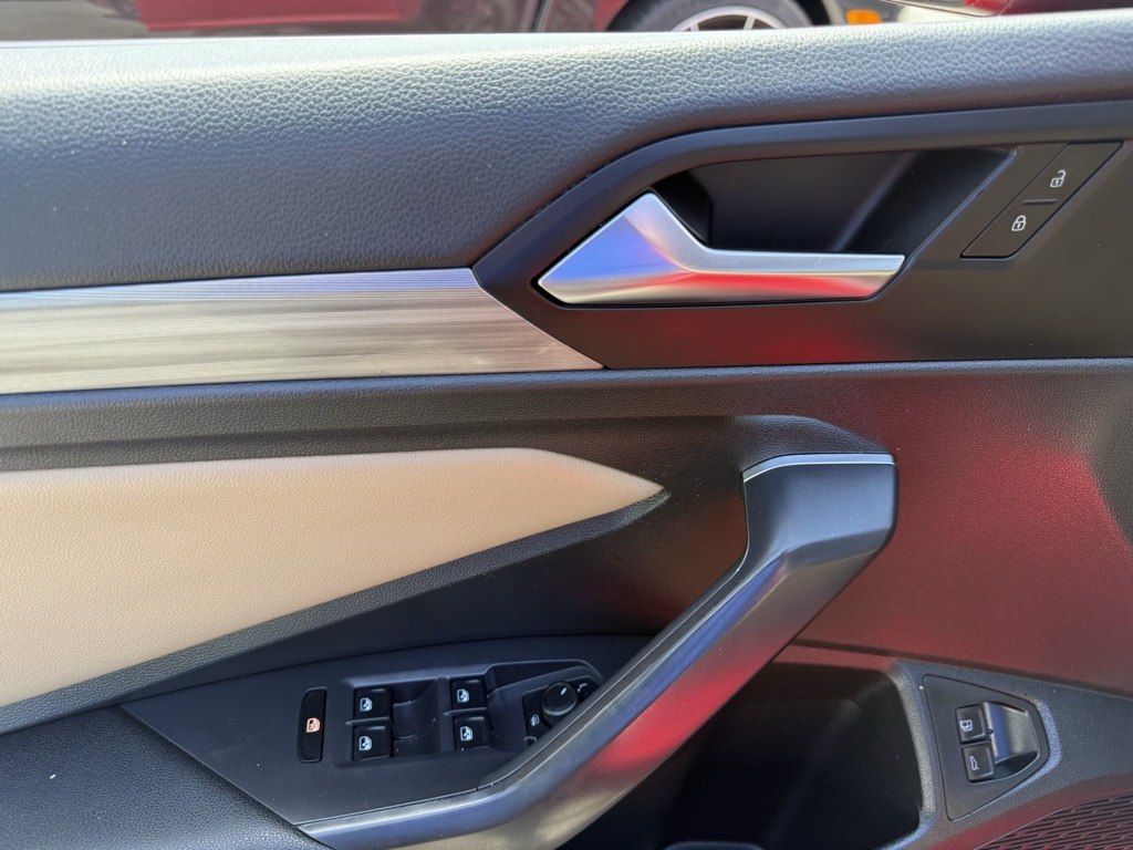Vehicle image 9 of 33