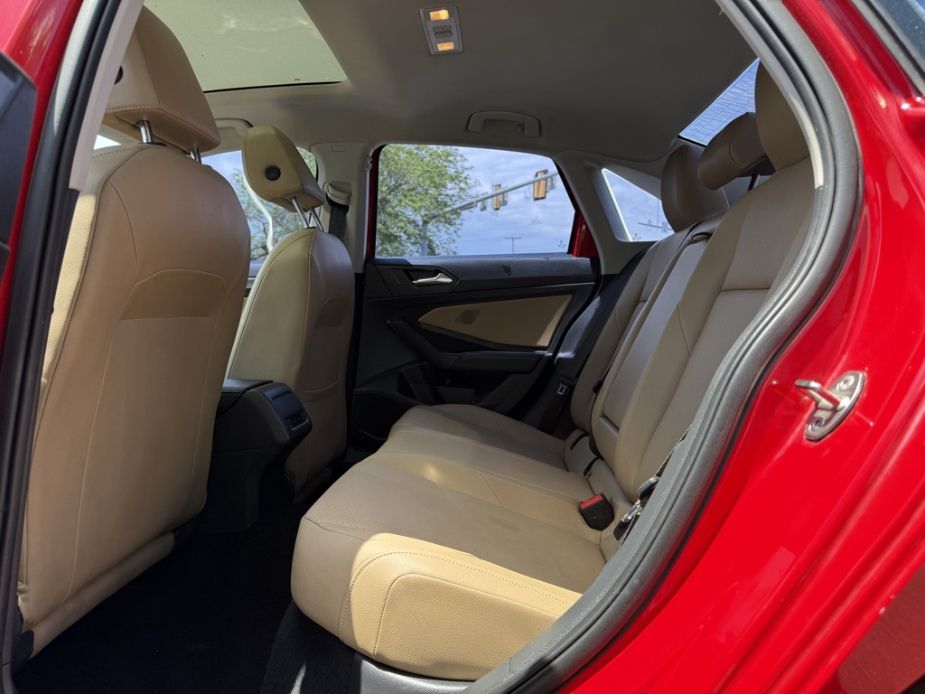 Vehicle image 18 of 33