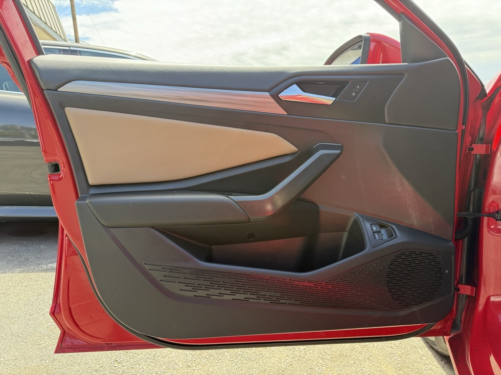 Vehicle image 8 of 33