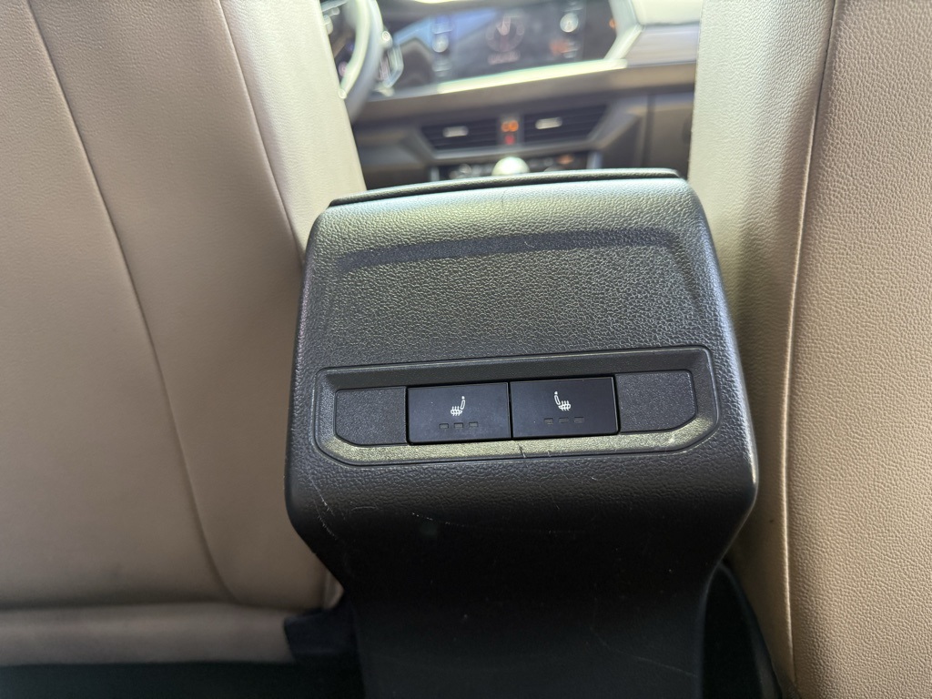 Vehicle image 21 of 33