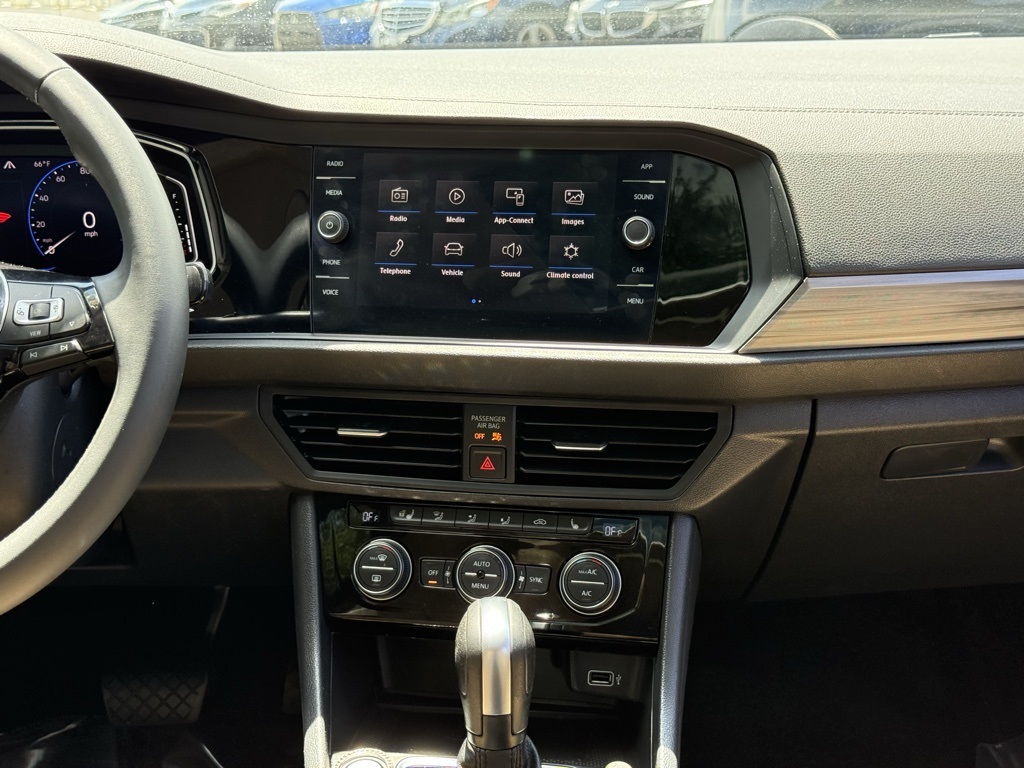 Vehicle image 25 of 33