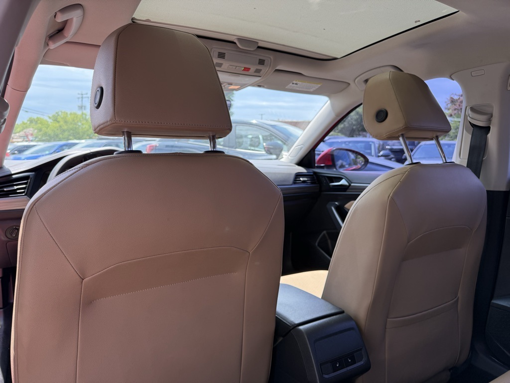 Vehicle image 19 of 33