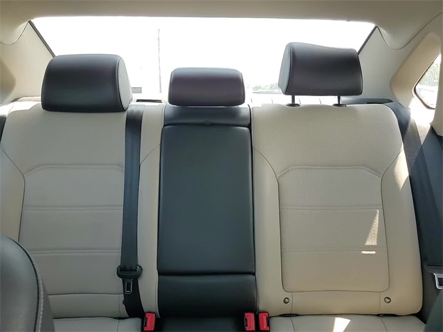2020 Volkswagen Passat 2.0T R-Line Image 8 of 26