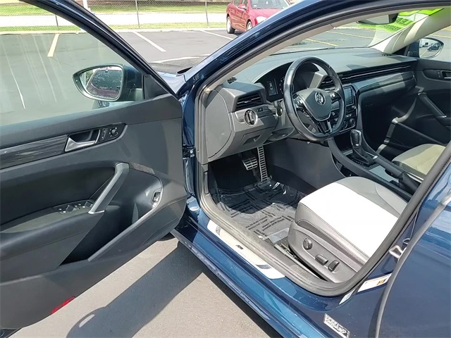 2020 Volkswagen Passat 2.0T R-Line Image 13 of 26