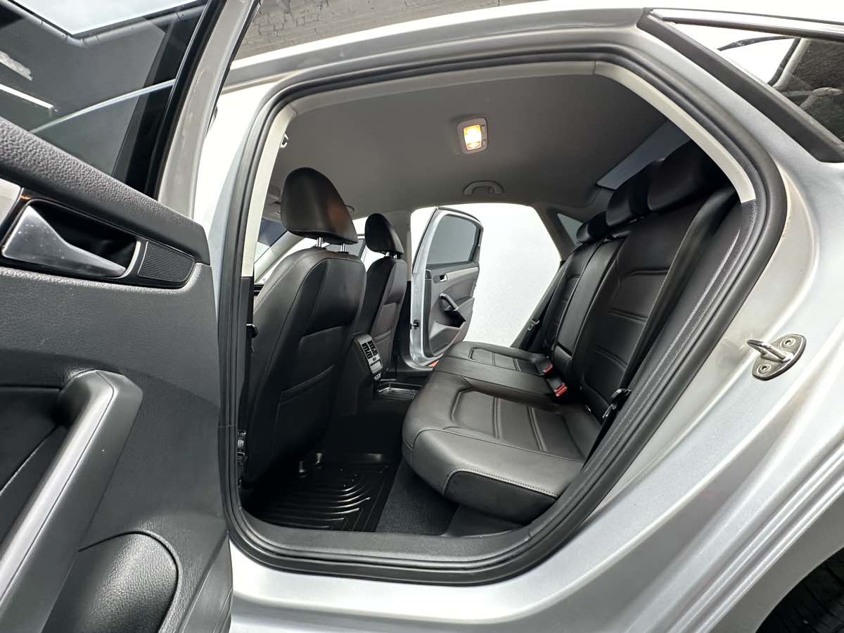 2020 Volkswagen Passat 2.0T SE Image 24 of 34