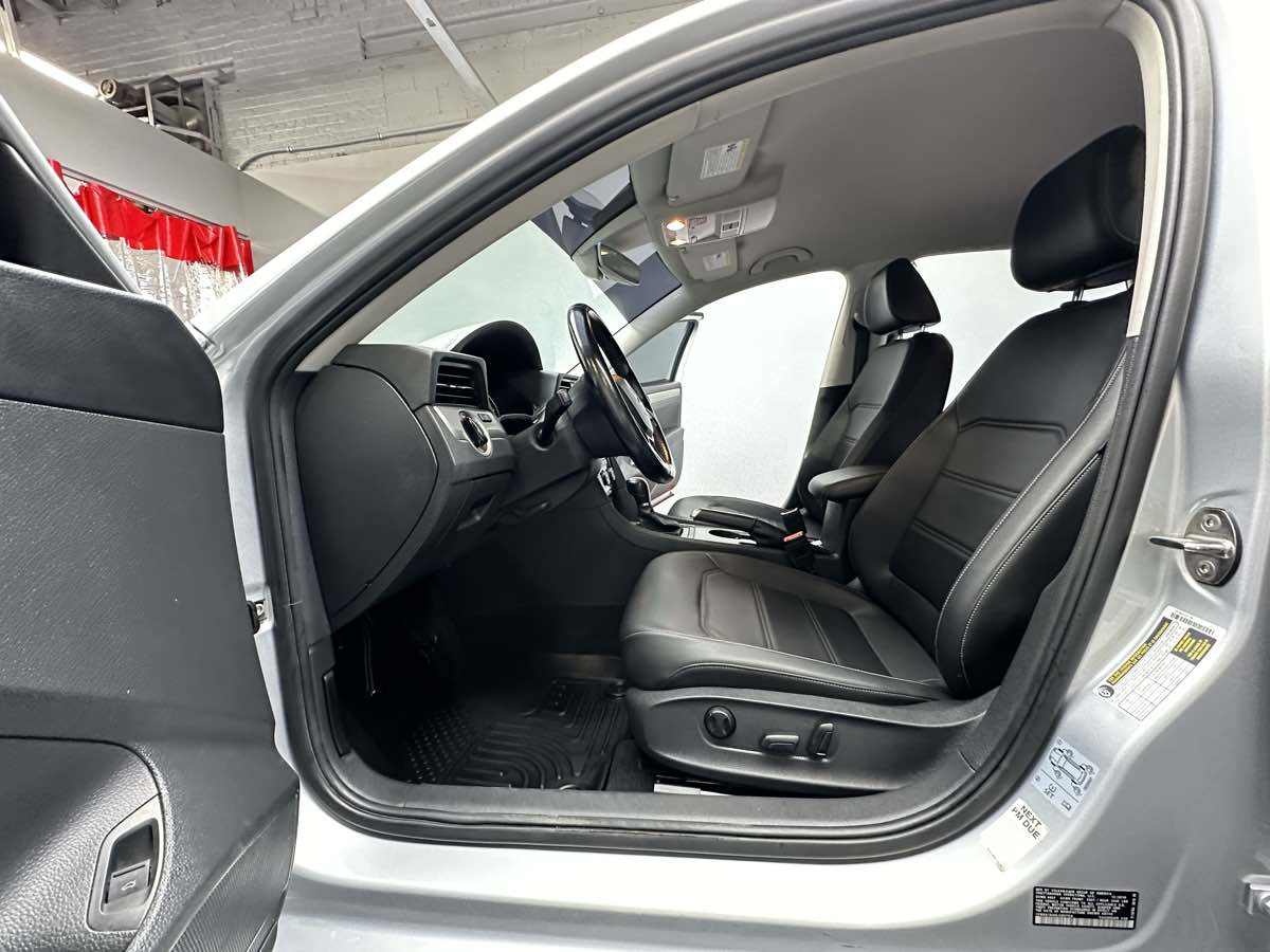 2020 Volkswagen Passat 2.0T SE Image 25 of 34