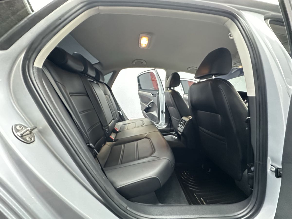 2020 Volkswagen Passat 2.0T SE Image 23 of 34