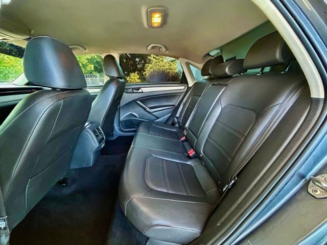 2020 Volkswagen Passat 2.0T SE Image 5 of 10