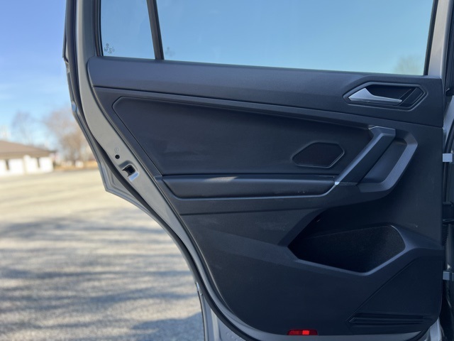 Vehicle image 14 of 34