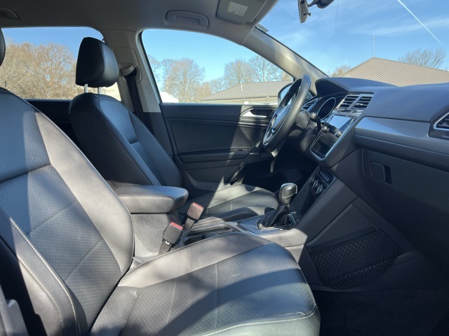 Vehicle image 23 of 34