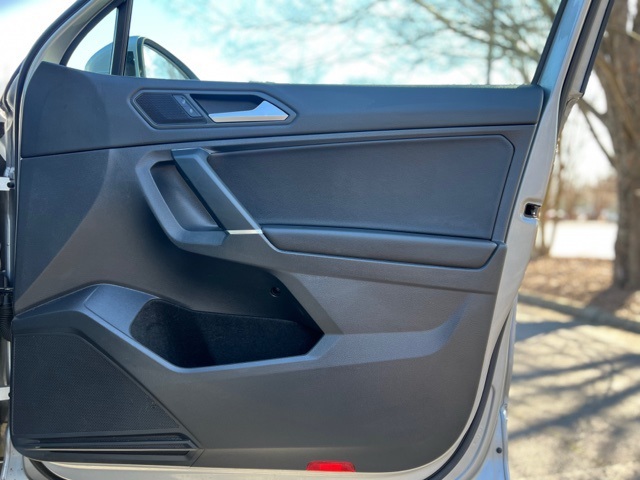 Vehicle image 21 of 34