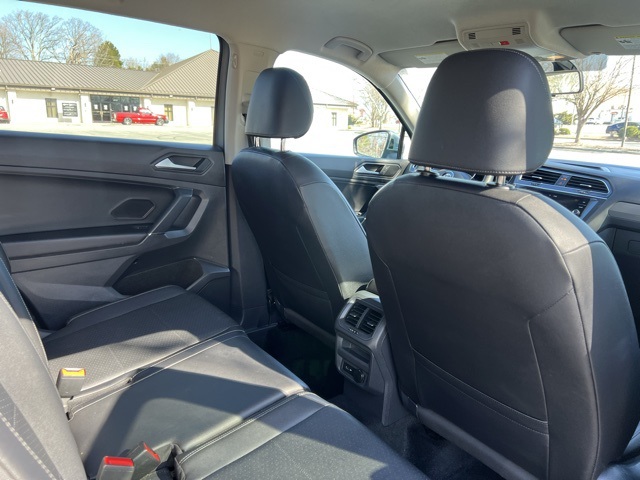 Vehicle image 18 of 34