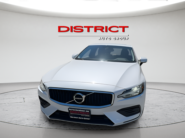 2020 Volvo S60 Momentum Image 2 of 32