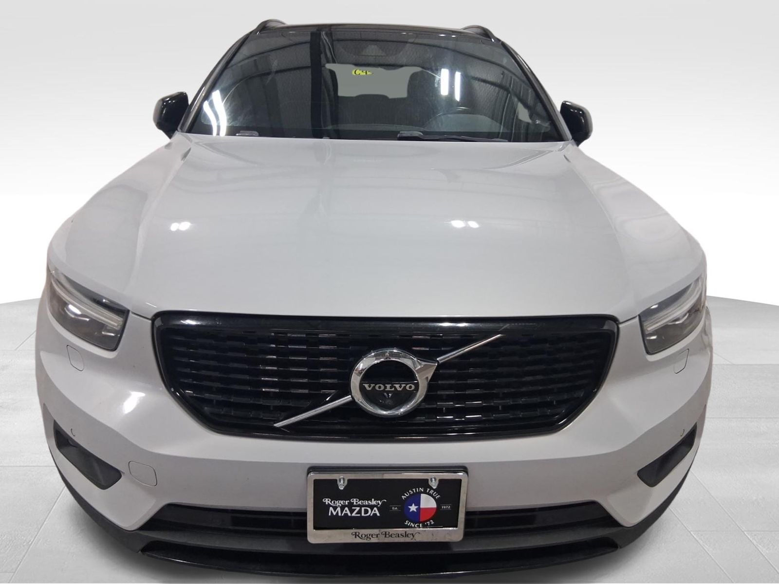 2020 Volvo XC40 R-Design Image 2 of 31