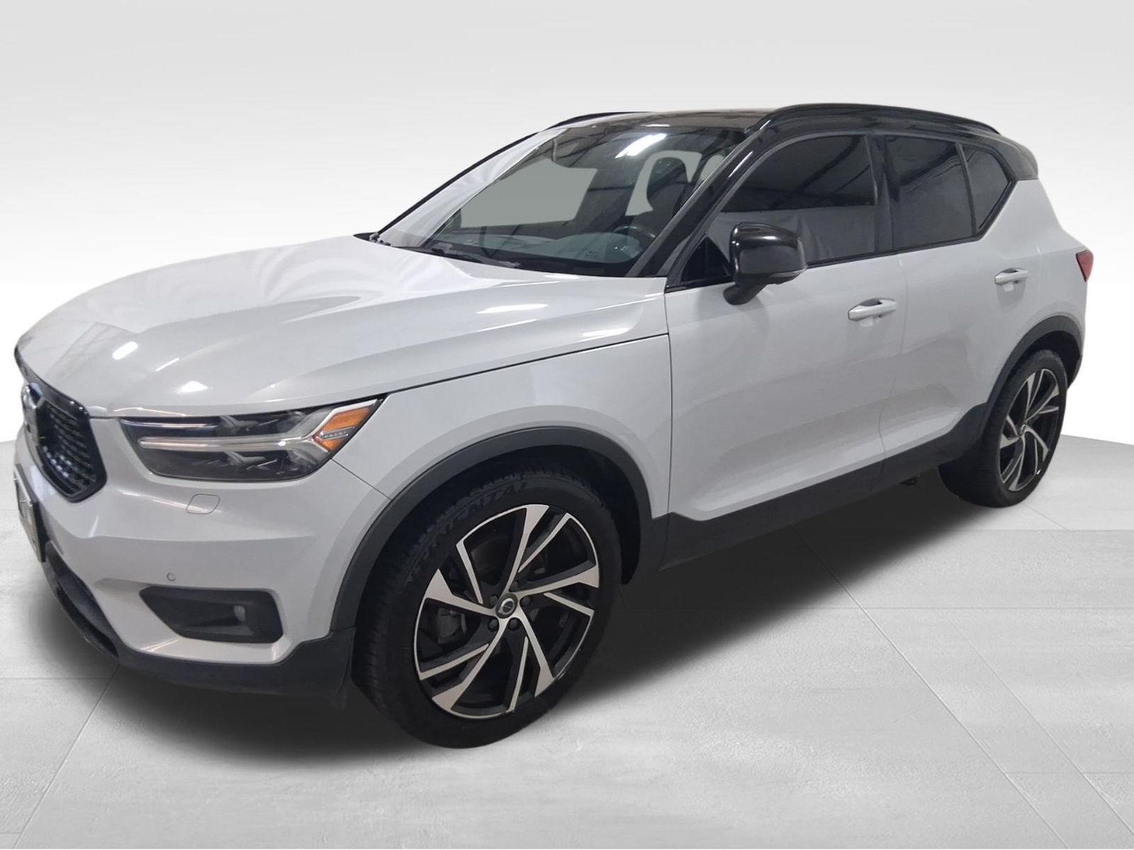 2020 Volvo XC40 R-Design Image 1 of 31