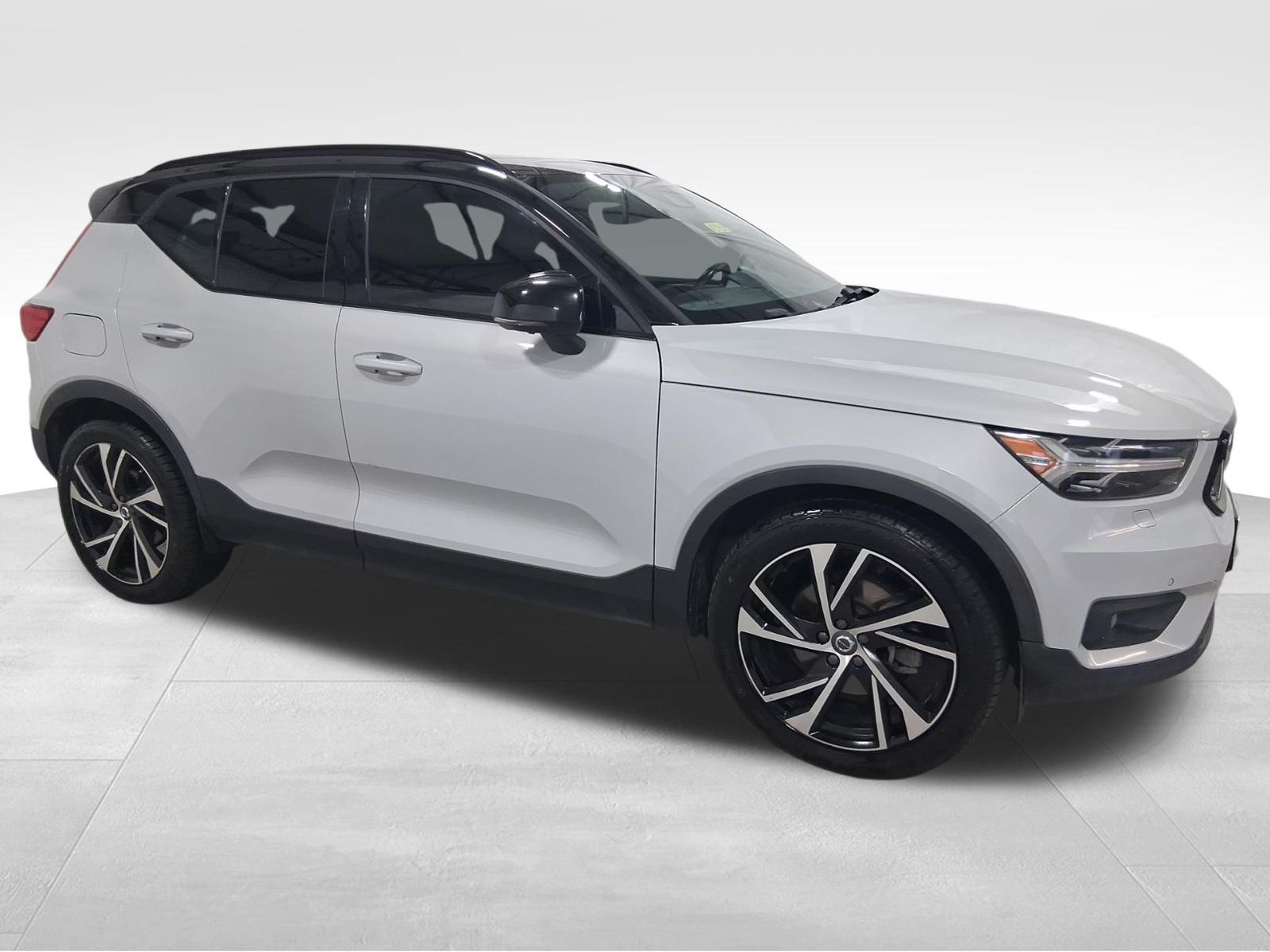 2020 Volvo XC40 R-Design Image 3 of 31