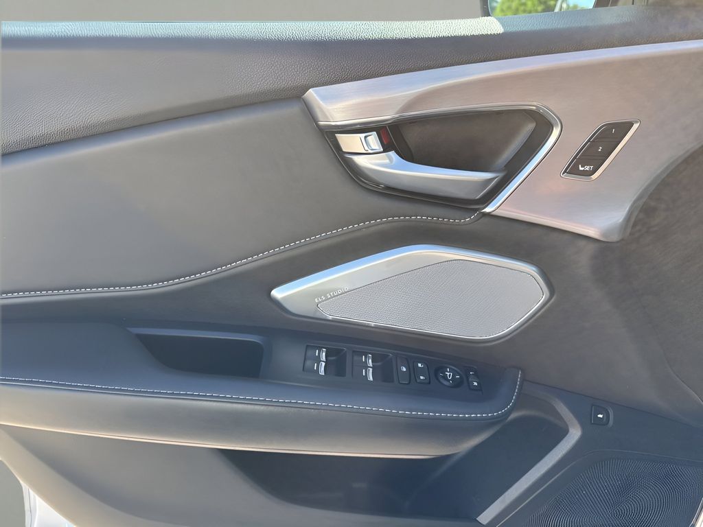 Vehicle image 22 of 24