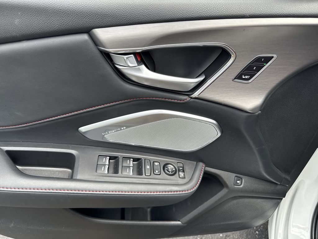 Vehicle image 14 of 26