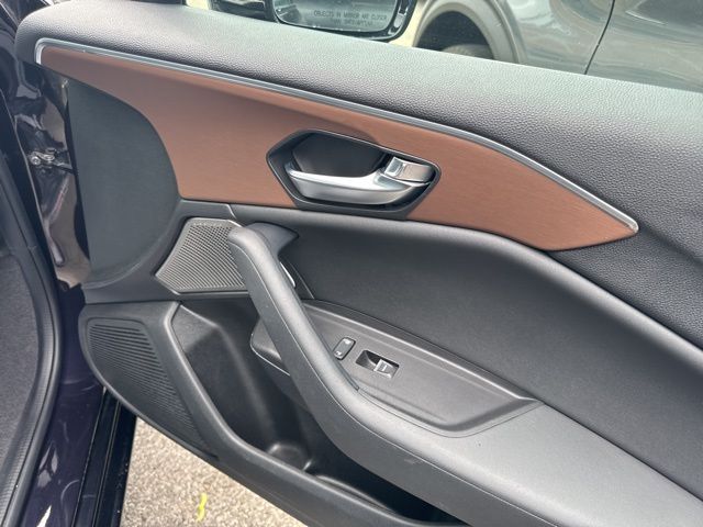 Vehicle image 15 of 17