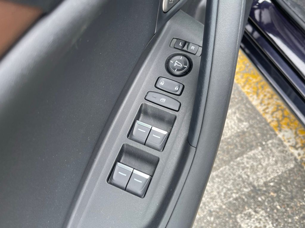 Vehicle image 18 of 34