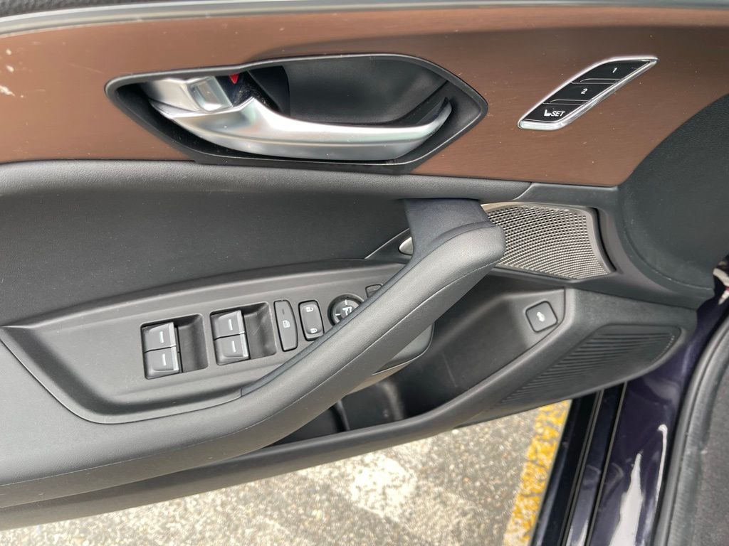 Vehicle image 17 of 34