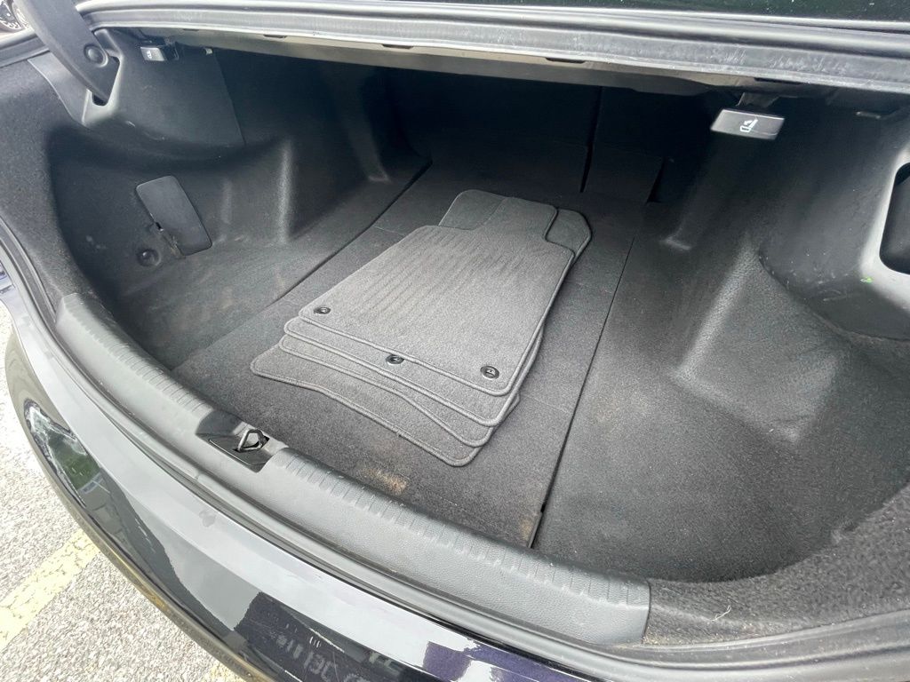 Vehicle image 33 of 34