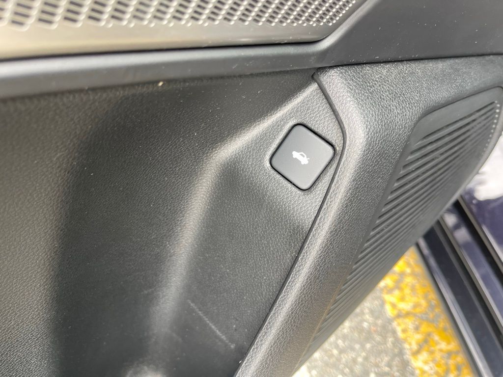 Vehicle image 19 of 34