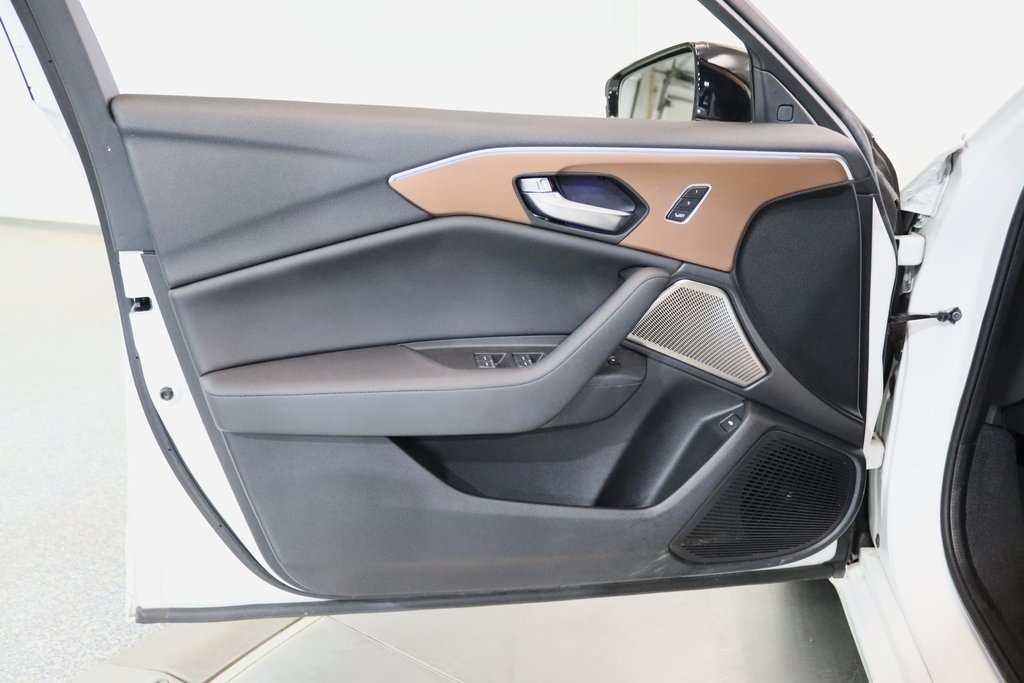Vehicle image 22 of 28