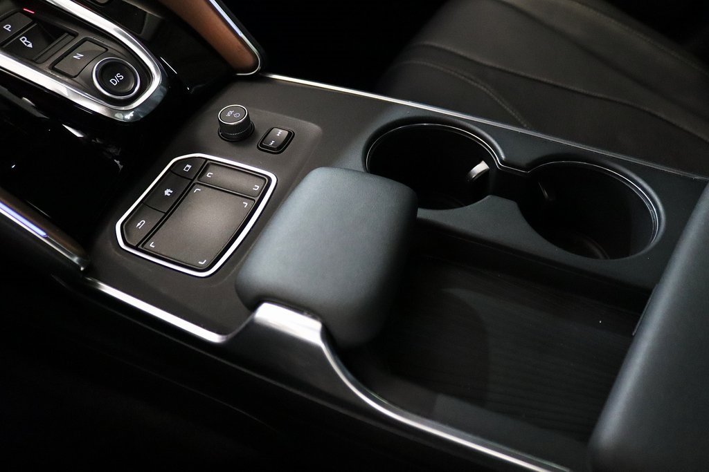 Vehicle image 21 of 28