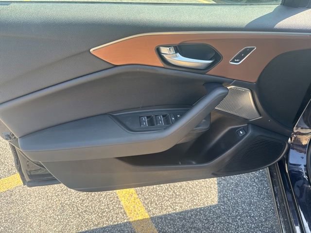Vehicle image 16 of 19