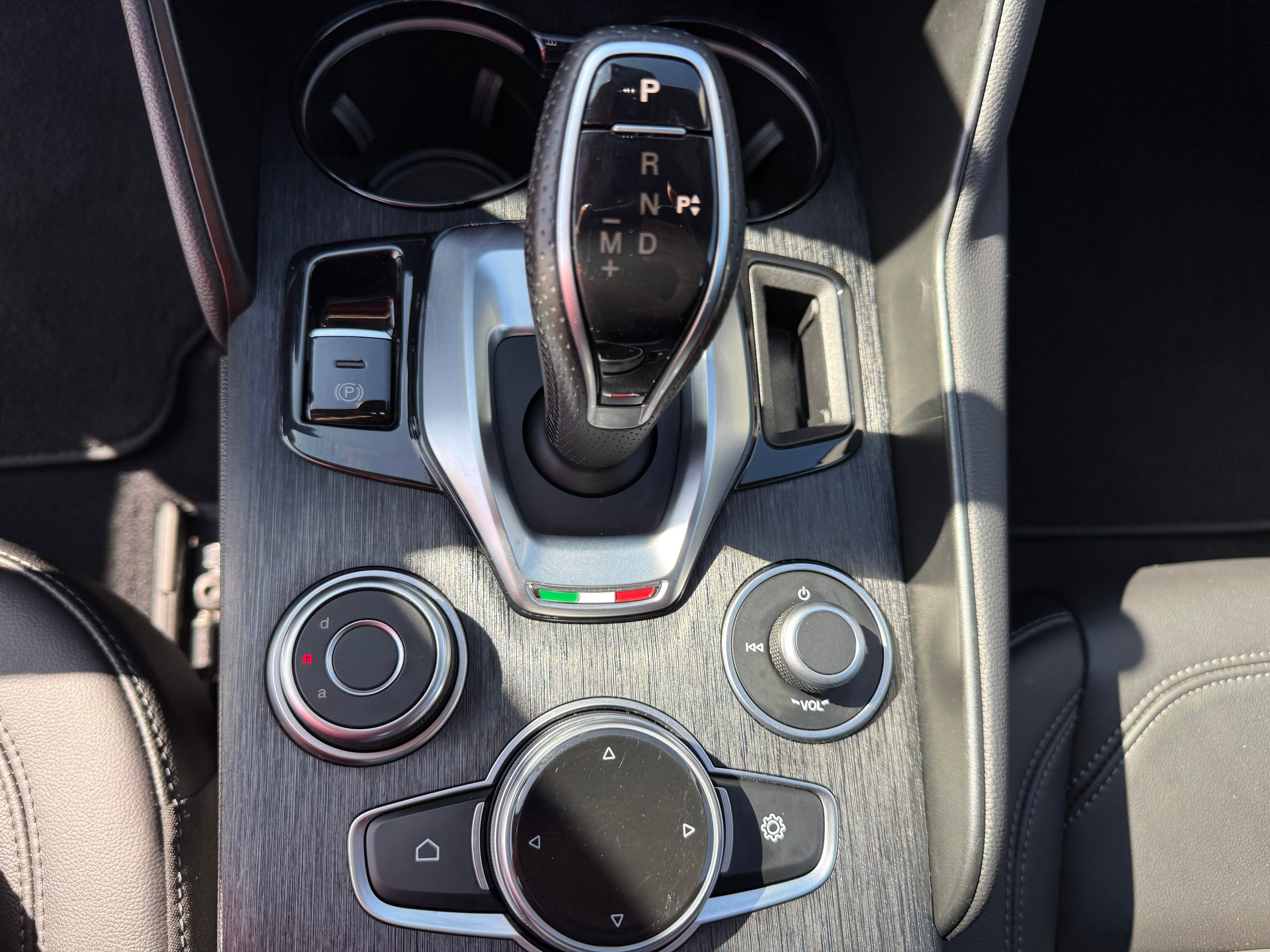 Vehicle image 27 of 30