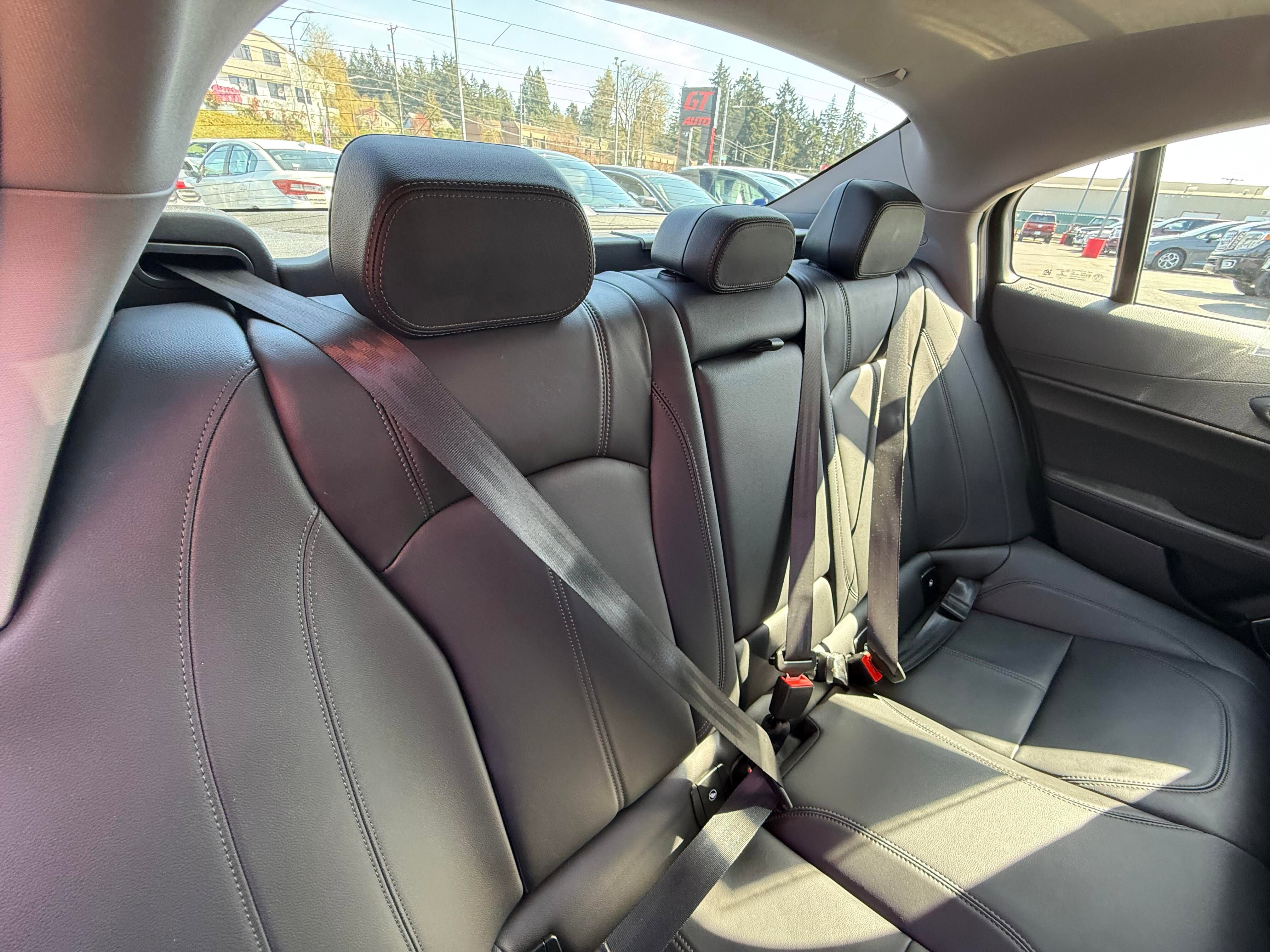 Vehicle image 21 of 30