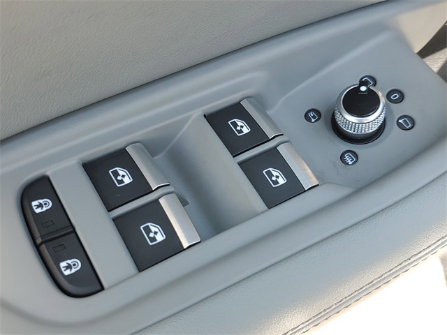 Vehicle image 26 of 30