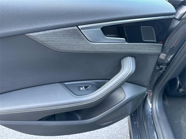 Vehicle image 19 of 29