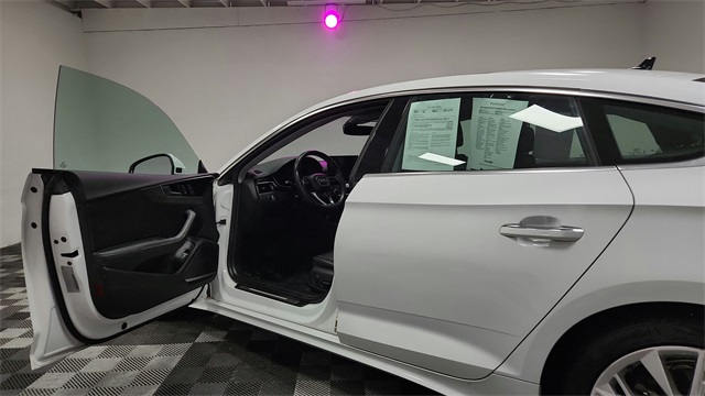 Vehicle image 18 of 26