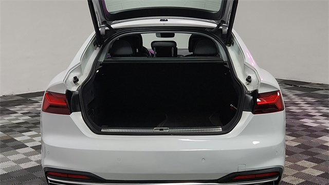 Vehicle image 21 of 26