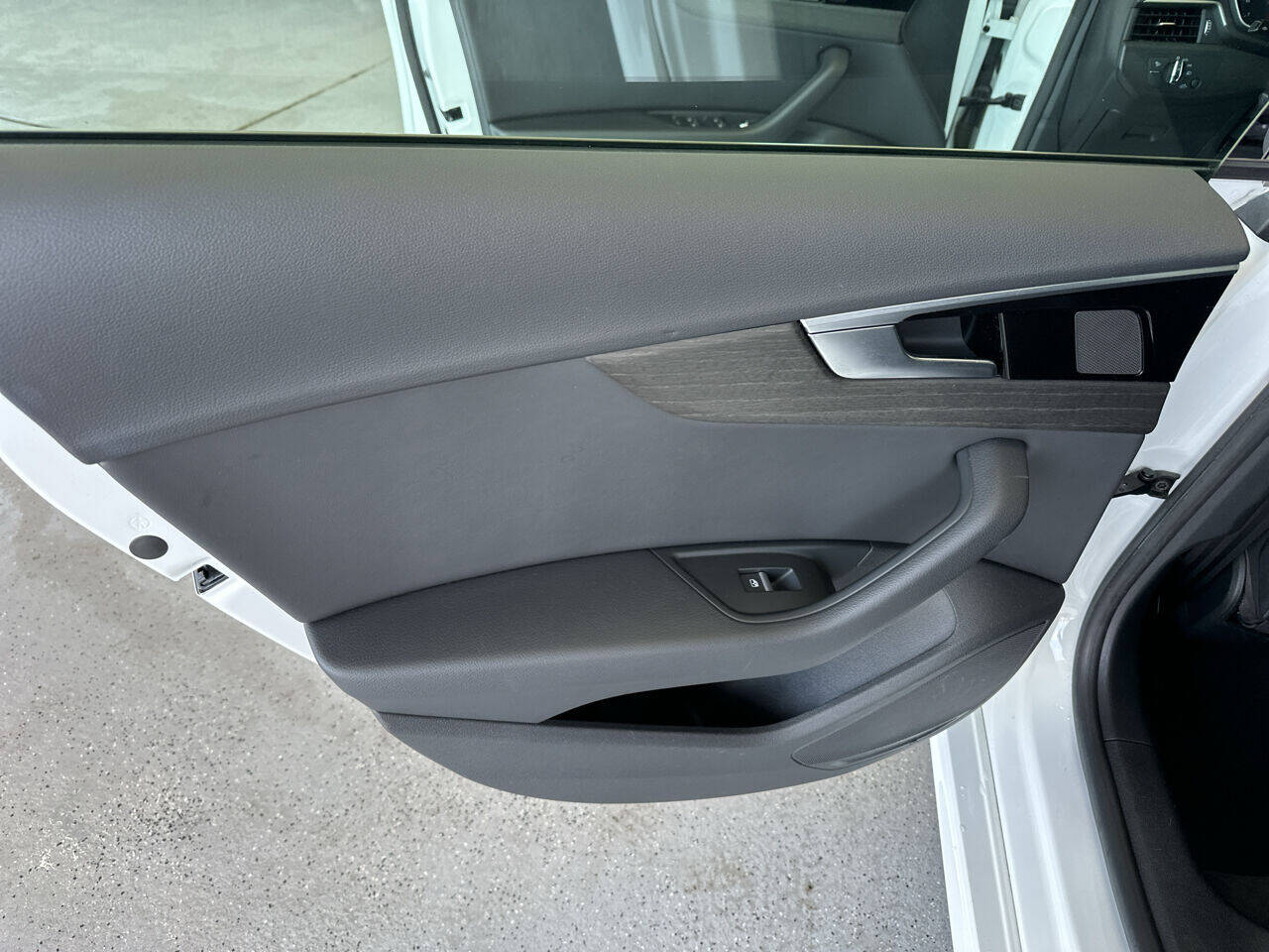 Vehicle image 11 of 16