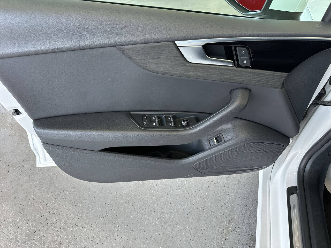 Vehicle image 9 of 16