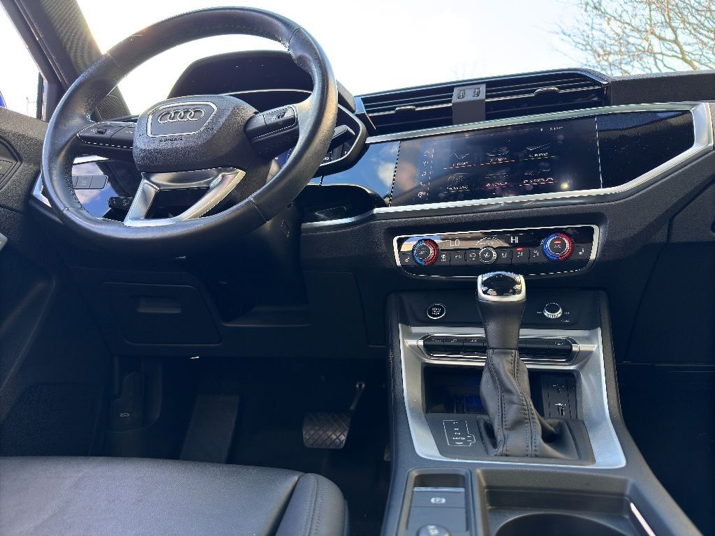 Vehicle image 33 of 37