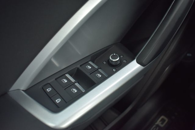 Vehicle image 32 of 40
