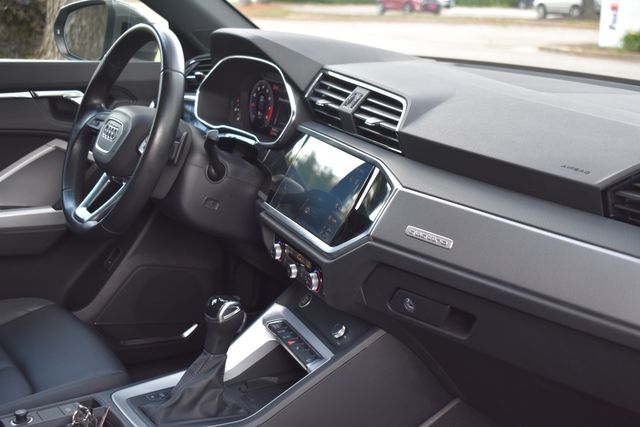 Vehicle image 21 of 40