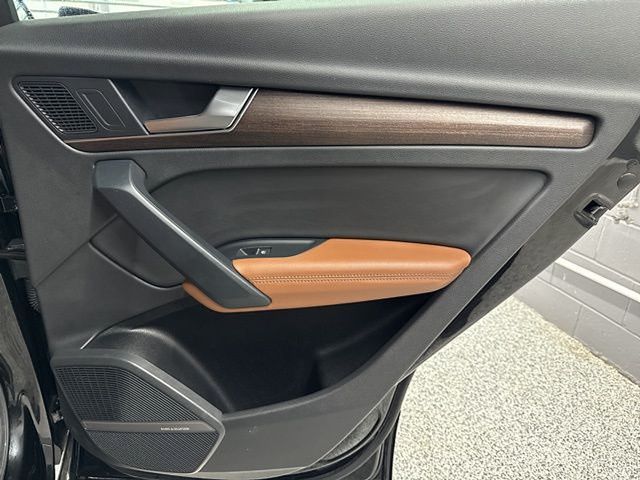 Vehicle image 33 of 58