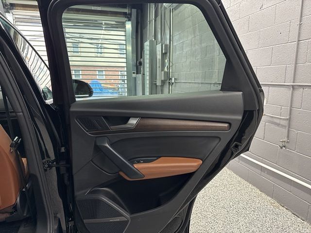 Vehicle image 32 of 58