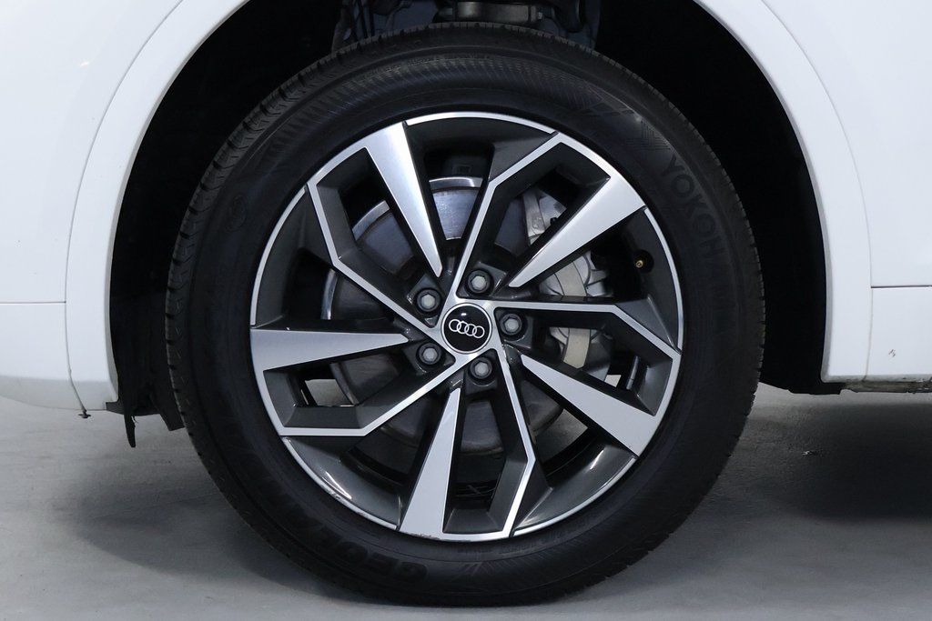 Vehicle image 9 of 43