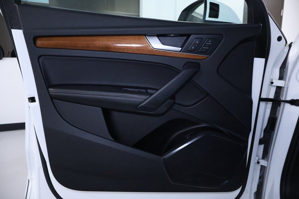 Vehicle image 25 of 43